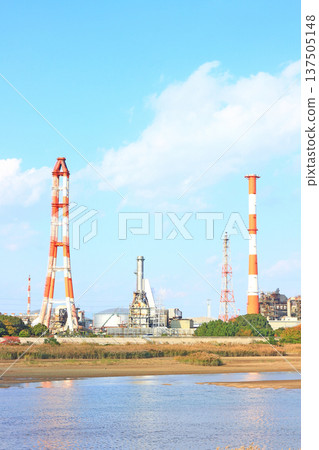 A view of a petrochemical complex with many factory facilities in Yokkaichi City, Mie Prefecture A view of a petrochemical complex with many factory facilities in Yokkaichi City, Mie Prefecture 137505148