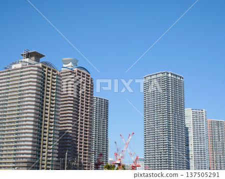 城市景觀,成排的高層公寓大樓 | 篠之目 城市景觀,成排的高層公寓大樓 | 篠之目 137505291