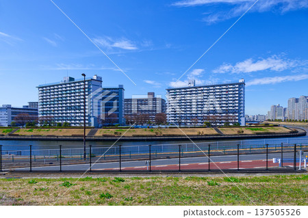 從荒川河岸眺望隅田川方向的城市景觀 從荒川河岸眺望隅田川方向的城市景觀 137505526