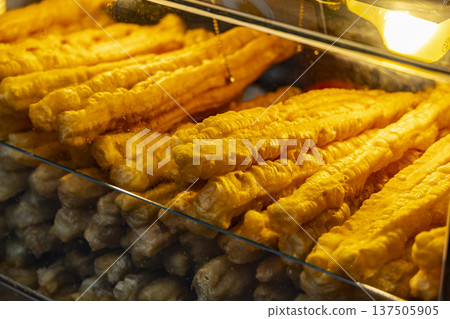 現代晚餐:烈酒、金黃色的現代油膩狀態 現代晚餐:烈酒、金黃色的現代油膩狀態 137505905