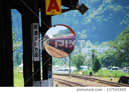 Convex mirror on the station platform 137505908