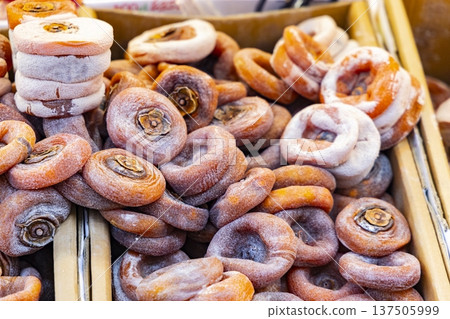 傳統工藝：手工製作柿餅，裹上天然糖霜，在陽光下自然風乾 137505999