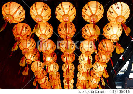 神聖的景色:排列有序的寺廟長廊,光影交錯的文化燈籠 神聖的景色:排列有序的寺廟長廊,光影交錯的文化燈籠 137506016