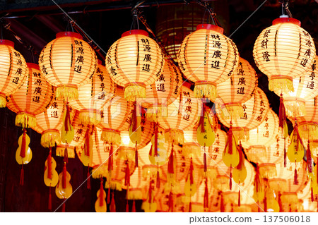 神聖的景色：排列有序的寺廟長廊，光影交錯的文化燈籠 137506018