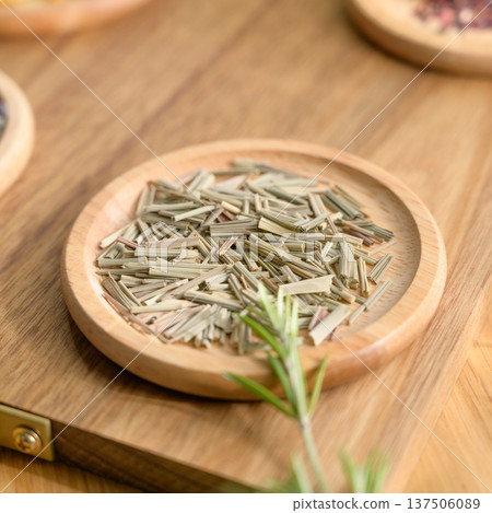 Living with herbs 137506089