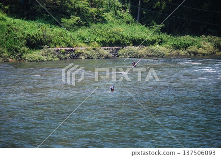 一名男子在釣香魚 一名男子在釣香魚 137506093