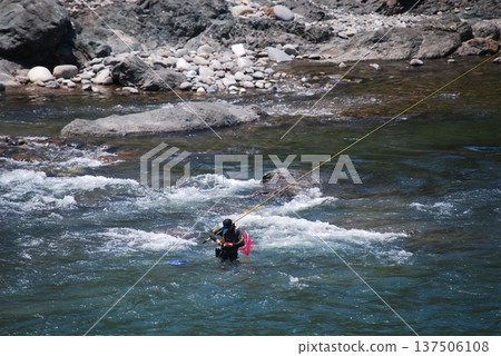 一名男子在釣香魚 137506108