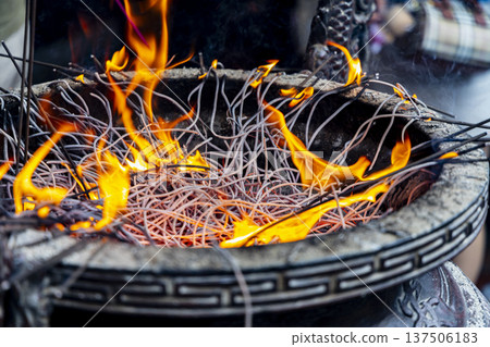 Traditional beliefs: Incense fires to pray for sincerity during the agricultural New Year and auspicious occasions 137506183