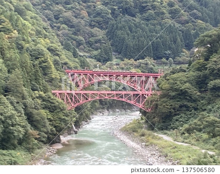宇奈月電車的紅鐵橋 宇奈月電車的紅鐵橋 137506580