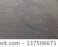 逼真的沙灘紋理和波紋效果；天然沙灘沙和夏季主題背景照片素材。 137506671