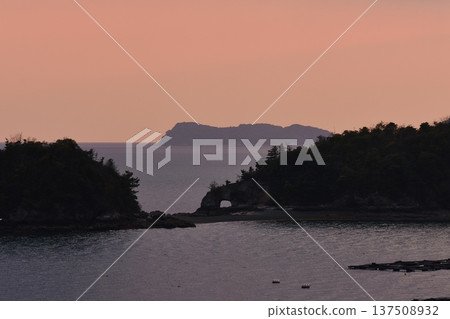 尤希角被夕陽染成了五彩斑斕的顏色。 尤希角被夕陽染成了五彩斑斕的顏色。 137508932