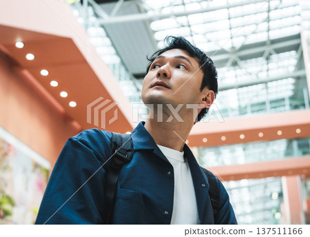 一名男子抬頭望向車站。照片由關西國際機場(KIX)提供。 一名男子抬頭望向車站。照片由關西國際機場(KIX)提供。 137511166