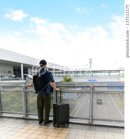 一名男子在機場候機。照片由關西國際機場（KIX）提供。 137511175