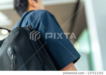 一名男子背著背包的背影。照片由關西國際機場(KIX)提供。 一名男子背著背包的背影。照片由關西國際機場(KIX)提供。 137511181