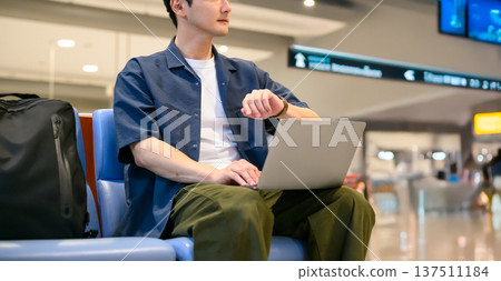 一名男子在機場使用電腦。照片由關西國際機場（KIX）提供。 137511184
