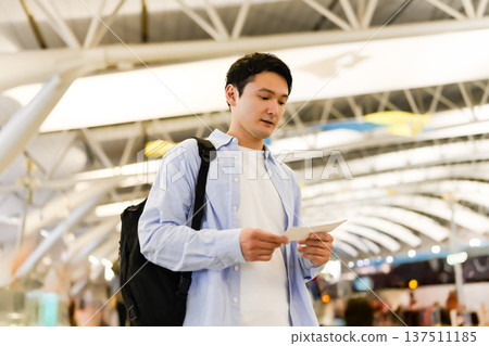 一名男子在機場查驗機票。照片由關西國際機場（KIX）提供。 137511185