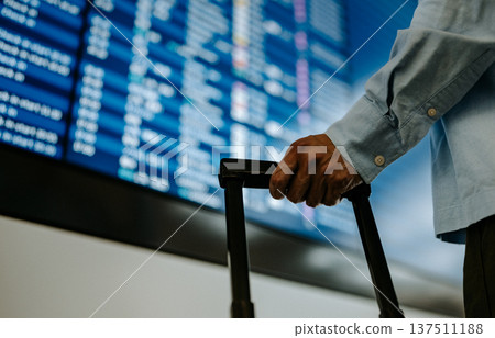 請在機場查詢航班資訊。 137511188