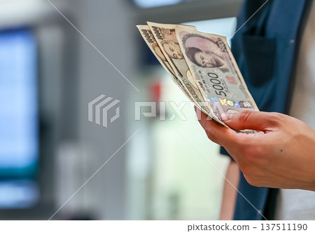 Hands counting Japanese yen ■Photography cooperation: Kansai International Airport (KIX) Hands counting Japanese yen ■Photography cooperation: Kansai International Airport (KIX) 137511190