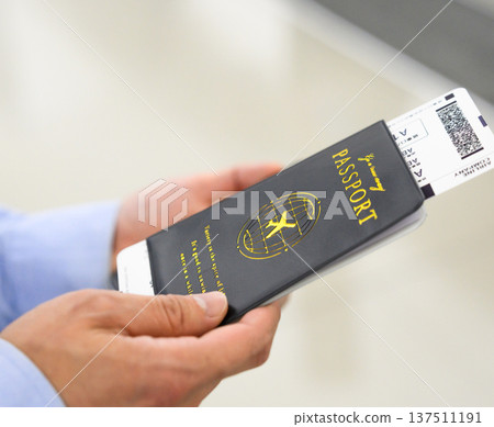 Passport and boarding pass ■Photography cooperation: Kansai International Airport (KIX) Passport and boarding pass ■Photography cooperation: Kansai International Airport (KIX) 137511191
