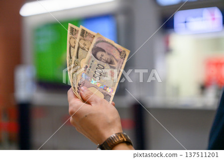 Counting Japanese yen at the airport ■Photography cooperation: Kansai International Airport (KIX) 137511201