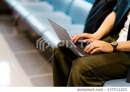Operating a laptop on your lap ■Photography cooperation: Kansai International Airport (KIX) 137511203