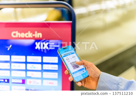 Mobile boarding pass scanning ■Filming cooperation: Kansai International Airport (KIX) Mobile boarding pass scanning ■Filming cooperation: Kansai International Airport (KIX) 137511210
