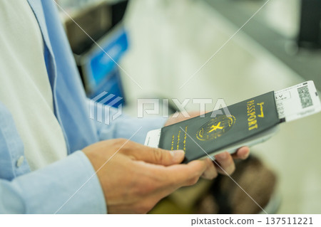 請檢查您的護照和登機證。圖片由關西國際機場(KIX)提供。 請檢查您的護照和登機證。圖片由關西國際機場(KIX)提供。 137511221