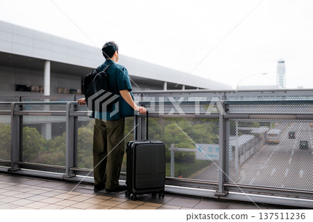 Travelers waiting with their luggage at the airport ■ Photo courtesy: Kansai International Airport (KIX) Travelers waiting with their luggage at the airport ■ Photo courtesy: Kansai International Airport (KIX) 137511236