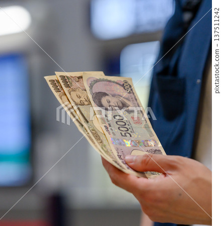 Counting Japanese yen bills ■Photography cooperation: Kansai International Airport (KIX) Counting Japanese yen bills ■Photography cooperation: Kansai International Airport (KIX) 137511242