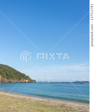 平靜的海面與蔚藍的天空景色 平靜的海面與蔚藍的天空景色 137511761