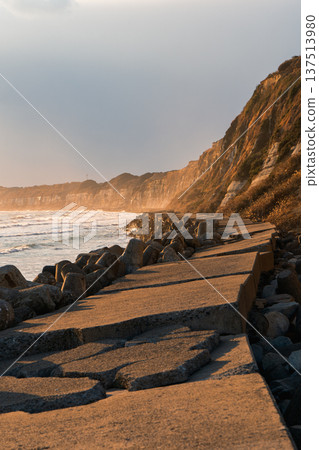 夕陽照耀下的碧玉浦岩層 137513980