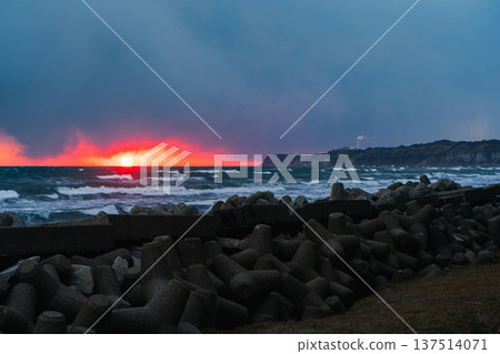 夕陽下的冰河浦,映照著大海,彷彿燃燒起來。 夕陽下的冰河浦,映照著大海,彷彿燃燒起來。 137514071
