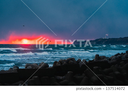 夕陽下的冰河浦,映照著大海,彷彿燃燒起來。 夕陽下的冰河浦,映照著大海,彷彿燃燒起來。 137514072