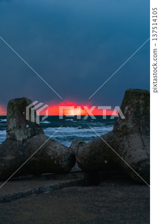 A blazing sunset between the tetrapods 137514105