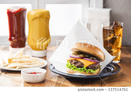 一份捲起來的起司漢堡、薯條和飲料午餐 137514701