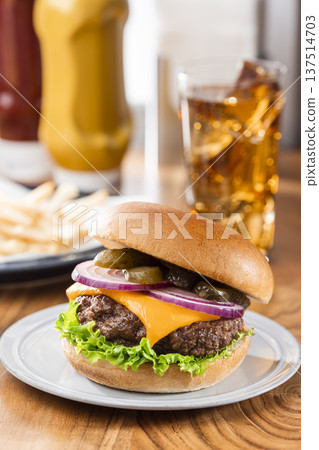 起司漢堡、薯條和飲料快餐套餐 起司漢堡、薯條和飲料快餐套餐 137514703