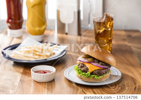 起司漢堡、薯條和可樂套餐 137514706