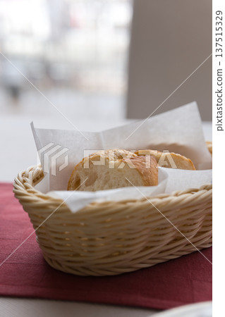 法國餐廳供應的法國麵包籃 法國餐廳供應的法國麵包籃 137515329