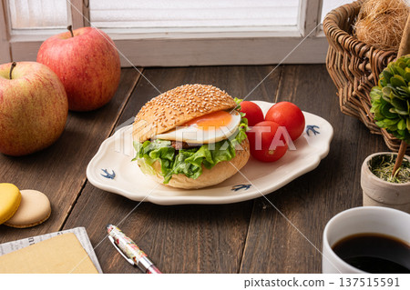 美味的漢堡包和咖啡 美味的漢堡包和咖啡 137515591