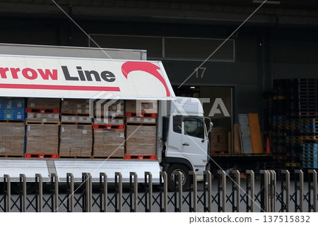 物流倉庫與卡車形象 137515832