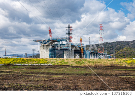 大阪府高槻市蘆葦叢焚燒後,新名神高速公路正在蘆葦叢中施工。 大阪府高槻市蘆葦叢焚燒後,新名神高速公路正在蘆葦叢中施工。 137516103