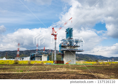 大阪府高槻市蘆葦叢焚燒後,新名神高速公路正在蘆葦叢中施工。 大阪府高槻市蘆葦叢焚燒後,新名神高速公路正在蘆葦叢中施工。 137516110