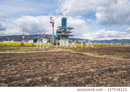 大阪府高槻市蘆葦叢焚燒後,新名神高速公路正在蘆葦叢中施工。 大阪府高槻市蘆葦叢焚燒後,新名神高速公路正在蘆葦叢中施工。 137516112