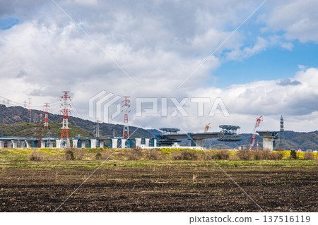 大阪府高槻市蘆葦叢焚燒後,新名神高速公路正在蘆葦叢中施工。 大阪府高槻市蘆葦叢焚燒後,新名神高速公路正在蘆葦叢中施工。 137516119