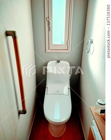 家中配備水箱的馬桶 家中配備水箱的馬桶 137516360