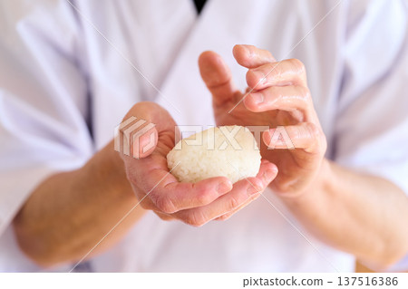 一位廚師正在製作飯糰 137516386