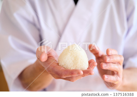 一位廚師正在製作飯糰 一位廚師正在製作飯糰 137516388