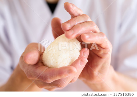 A chef making rice balls 137516390