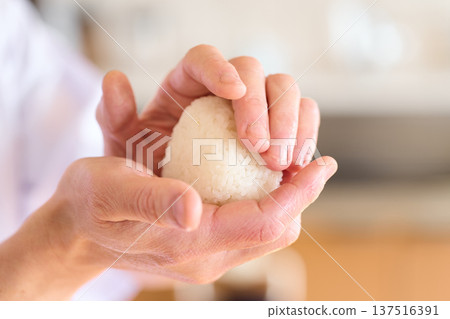 一位廚師正在製作飯糰 一位廚師正在製作飯糰 137516391