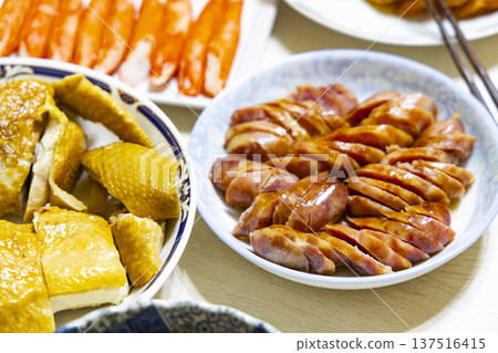 開胃小菜:板川熟香腸片配梁裡油和油脂 開胃小菜:板川熟香腸片配梁裡油和油脂 137516415